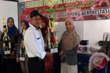 Pihak Dinas Pendidikan Kabupaten Bangka Tengah saat menyerahkan piala kepada guru yang berhasil keluar menjadi juara dalam pemilihan pendidik PAUD berprestasi di Koba, Kabupaten Bangka Tengah, Rabu (16/11) (Foto Antara/Ahmadi)