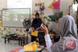 Dewan juri meninjau salah satu ruangan PAUD dalam rangka penilaian pemilihan pendidik PAUD berprestasi yang diselenggarakan Dinas Pendidikan Kabupaten Bangka Tengah pada 16-18 November 2016. (Foto Antara/ Ahmadi)