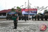 Dandim 1008/Tanjung, Kabupaten Tabalong, Letkol Arm Anang Krisna  Indra Kumara memberikan laporan kesiapan Karya Bhakti TNI di Desa Takulat Kecamatan Kelua. Apel Karya Bhakti Kodim 1008/Tanjung dilaksanakan di Halaman Kantor Kecamatan Kelua, Rabu. Foto. Antaranews.Kalsel/Herlina Lasmianti