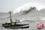 Tiga Kapal Feri  Dihadang Badai 