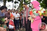 Kapoldasu Irjen Rycko Amelza bersama istri disambut hangat elemen masyarakat Tapanuli Utara dalam kunjungannya di Rumah Dinas Bupati Taput, Kamis (24/11). Kapoldasu menggelar dialog singkat bersama elemen masyarakat untuk membahas masalah sosial yang terjadi serta harapan masyarakat akan Kepolisian. ANTARASUMUT/RINTO ARITONANG