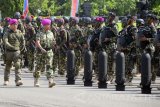 Komandan Pasmar-1 Brigjen TNI (Mar) Lukman, S.T., M.Si (Han) (dua kiri) melaksanakan pemeriksaan pasukan saat serah terima jabatan Komandan Batalyon Intai Amfibi-1 Marinir di Bhumi Marinir Karangpilang Surabaya, Kamis (24/11). Jabatan Komandan Batalyon Intai Amfibi-1 Marinir (Taifib-1 Mar) diserahterimakan dari pejabat lama Letkol Mar Rivelson Saragih kepada pejabat baru Mayor Marinir Alim Firdaus, Alumni Dikreg Seskoal Angkatan 54, sedangkan Letkol Mar Rivelson Saragih akan menempati jabatan baru sebagai Komandan Batalyon Infanteri-3 Marinir. Antara Jatim/Serka Mar Kuwadi/zk/16