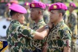 Komandan Pasmar-1 Brigjen TNI (Mar) Lukman, S.T., M.Si (Han) (kiri) memasang pangkat Komando kepada Mayor Marinir Alim Firdaus saat serah terima jabatan Komandan Batalyon Intai Amfibi-1 Marinir di Bhumi Marinir Karangpilang Surabaya, Kamis (24/11). Jabatan Komandan Batalyon Intai Amfibi-1 Marinir (Taifib-1 Mar) diserahterimakan dari pejabat lama Letkol Mar Rivelson Saragih kepada pejabat baru Mayor Marinir Alim Firdaus, Alumni Dikreg Seskoal Angkatan 54, sedangkan Letkol Mar Rivelson Saragih akan menempati jabatan baru sebagai Komandan Batalyon Infanteri-3 Marinir.Antara Jatim/Serka Mar Kuwadi/zk/16