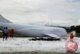 Tim gabungan Angkasa Pura, TNI dan Basarnas memadamkan api pada pesawat penumpang, Bintang Air saat simulasi  penanganan kecelakaan  pesawat di Bandara Internasional Sultan Iskandar Muda, Blang Bintang, Aceh Besar, Aceh, Kamis (24/11). Simulasi tesebut bertujuan meningkatkan kemampuan petugas bandara bersama tim gabungan lainnya dalam menangani kecelakaan pesawat. ANTARA Aceh/Ampelsa/16