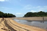 Wisatawan menikmati suasana Pantai Clungup di Malang, Jawa Timur, Kamis (24/11). Pantai Clungup yang memiliki bentuk pesisir menjorok ke daratan menyerupai lidah dengan fenomena air pasang-surut merupakan salah satu destinasi wisata yang diminati wisatawan. Antara Jatim/Destyan Sujarwoko/zk/16