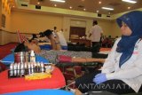 Petugas mendampingi pendonor saat donor darah di Kantor Perwakilan Bank Indonesia Kediri, Jawa Timur, Kamis (24/11). Kegiatan itu rutin dilakukan, sebagai salah satu upaya membantu warga yang membutuhkan darah. Antara Jatim/Foto/Asmaul Chusna/zk/16
