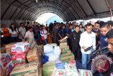 Bupati Simalungun JR Saragih (kanan) bersama Bupati Karo Terkelin Brahmana (kedua kanan) mengunjungi tempat pengungsi Gunung Sinabung di Kabanjahe, Sumatra Utara, Kamis (10/11). Kunjungan tersebut dalam rangka menyerahkan bantuan berupa logistik seperti obat-obatan, sembako, pakaian, alat tulis, air mineral untuk membantu korban erupsi Gunung Sinabung yang hingga kini masih terus terjadi. ANTARA SUMUT/Septianda Perdana/16