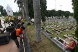 Sejumlah prajurit TNI bersama anggota Polri dan masyarakat membersihkan area Taman Makam Pahlawan Bukit Barisan Medan, Sumatra Utara, Selasa (8/11). Aksi bersih-bersih makam pahlawan yang dilakukan TNI, Polri, Pelajar dan masyarakat tersebut dalam rangka menyambut Hari Pahlawan. ANTARA SUMUT/Septianda Perdana/16  