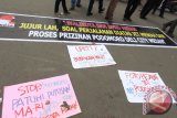 Sejumlah massa mengatasanamakan GEBBRAK melakukan aksi unjukrasa menolak imb pembangunan Podomoro di kantor Walikota Medan, Sumatera Utara, Kamis (3/11). ANTARA SUMUT/Septianda Perdana/16