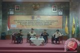 Ketua Dewan Kehormatan Penyelenggara Pemilu RI Jimly Assiddiqie hadir sebagai nara sumber di acara Sosialisi Pengawasan Pemilu Partisipatif Pemilihan Kepala Daerah 2017, di Aula Abdi Persada, Pemprov Kalsel, Jumat (25/11/16). Foto:Antaranews Kalsel/Arianto/G.