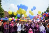 Kepala Sekolah SMPN 12 Jember Udik Kristyono (kelima kiri), anggota Komisi D DPRD Jember yang juga mantan siswa SMPN 12 Jember Alfian Andri Wijaya (keempat kiri) bersiap melepas balon berisi cita-cita siswa di SMPN 12 Jember, Jawa Timur, Jumat (25/11). Sebanyak 700 siswa menerbangkan balon ke udara, yang di dalamnya berisi cita-cita dan harapan siswa di Hari Guru Nasional yang diperingato setiap tanggal 25 November. Antara Jatim/Seno/zk/16.