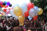 Sejumlah siswa bersiap melepas balon berisi cita-cita siswa di SMPN 12 Jember, Jawa Timur, Jumat (25/11). Sebanyak 700 siswa menerbangkan balon ke udara, yang di dalamnya berisi cita-cita dan harapan siswa di Hari Guru Nasional yang diperingato setiap tanggal 25 November. Antara Jatim/Seno/zk/16.