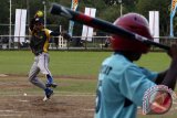 Atlet Softball asal Riau melempar bola ketika menghadapi tim Papua Barat pada Kejuaraan Junior Softball U-19 di Medan, Sumatera Utara, Selasa (15/11). Kejurnas Junior Softball U-19 yang diikuti 18 tim dari 10 provinsi itu berlangsung hingga 20 November 2016 untuk mencari bibit atlet-atlet muda potensial. ANTARA SUMUT/Septianda Perdana/16