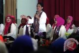 Ibu Negara Iriana Joko Widodo bersama rombongan berbicara pada Pelatihan Akbar Praktik Pendidikan Karakter Guru Pendidikan Anak Usia Dini (Paud) Se-Sumatera Utara, di Medan, Sumatera Utara, Rabu (2/11). Kunjungan Ibu Negara didampingi Ibu Mufidah Jusuf Kalla dan sejumlah istri menteri Kabinet Kerja yang tergabung dalam Organisasi Aksi Solidaritas Era Kabinet Kerja (OASE-KK) itu sebagai wujud nyata program aksi peduli pendidikan di daerah. ANTARA FOTO/Septianda Perdana/16