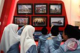 Sejumlah siswa mengamati foto Pertamina pada "Pertamina Days, Green Fair 2016", di Medan, Sumatra Utara, Jumat (4/11). Pameran menyajikan beragam kegiatan yang memiliki nilai edukasi tentang energi itu untuk mendekatkan BUMN kepada masyarakat dalam mengenal tentang proses bisnis Pertamina mulai dari proses pencarian minyak sampai menjadi produk. ANTARA SUMUT/Septianda Perdana/16