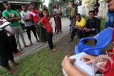Seorang anak pengungsi imigran Rohingya bersama ibunya saat didata oleh Badan Imigrasi Internasional (IOM) di Medan, Sumatera Utara, Selasa (22/11). Sebanyak 19 imigran asal Myanmar yang didatangkan dari Aceh tersebut menjalani persiapan di Medan sebelum di berangkatkan ke negara ke tiga. ANTARA SUMUT/Septianda Perdana/16