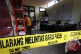 Petugas Polda Sumut menggeledah dan memasang garis polisi di kantor Dinas Kebersihan Medan, Sumatera Utara, Senin (21/11). Polisi menetapkan enam tersangka dugaan praktik korupsi dana operasional pengangkutan sampah di Dinas Kebersihan Kota Medan yang membuat kerugian keuangan negara sekitar Rp18 miliar lebih. ANTARA SUMUT/Septianda Perdana/16