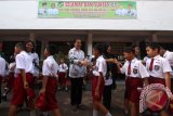 Sejumlah siswa menyalami guru mereka seusai mengikuti upacara di Sekolah Dasar Negeri 060813 Medan, Sumatera Utara, Jumat (25/11). Menyalami guru oleh para siswa tersebut dalam rangka memperingati Hari Guru yang serentak dilaksanakan di seluruh Indonesia. ANTARA SUMUT/Septianda Perdana/16