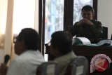 Mantan Gubernur Sumut yang menjadi terdakwa kasus suap anggota DPRD Sumut Gatot Pujo Nugroho (kanan) menyaksikan mantan Sekda Sumut periode 2013-2014 Nurdin Lubis (tengah) dan Sekda Sumut Hasban Ritonga (kiri) ketika mengikuti sidang dengan agenda keterangan saksi di Pengadilan Negeri Tipikor Medan, Sumatera Utara, Senin (7/11). Sidang kasus suap melibatkan pimpinan berserta sejumlah anggota DPRD Sumut itu terkait persetujuan laporan pertanggungjawab pemerintah provinsi Sumut tahun anggaran 2012, persetujuan Perubahan APBD 2013 dan pengesahan APBD 2014 senilai Rp 61 milyar. ANTARA SUMUT/Septianda Perdana/16 