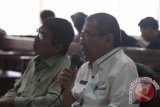 Mantan Sekda Sumut periode 2013-2014 Nurdin Lubis (kiri) bersama Sekda Sumut Hasban Ritonga (kanan) berbicara pada sidang kasus suap anggota DPRD Sumut Gatot Pujo Nugroho dengan agenda keterangan saksi di Pengadilan Negeri Tipikor Medan, Sumatera Utara, Senin (7/11).  Sidang kasus suap melibatkan pimpinan berserta sejumlah anggota DPRD Sumut itu terkait persetujuan laporan pertanggungjawab pemerintah provinsi Sumut tahun anggaran 2012, persetujuan Perubahan APBD 2013 dan pengesahan APBD 2014 senilai Rp 61 milyar. ANTARA FOTO/Septianda Perdana/16 