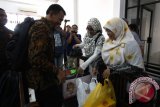 Istri terpidana kasus korupsi Gatot Pujo Nugroho Sutias Handayani (kanan) bersama anaknya memberikan bekal makanan kepada Gatot Pujo Nugroho usai menjalani sidang vonis di Pengadilan Negeri Tipikor Medan, Sumatera Utara, Kamis (24/11). Gatot Pujo Nugroho divonis 6 tahun dengan denda Rp200 juta subsider 4 bulan kurungan penjara karena terbukti bersalah melakukan tindak korupsi dalam kasus dana hibah serta bantuan sosial (bansos) Pemerintah Sumatera Utara tahun 2013. ANTARA SUMUT/Septianda Perdana/16
