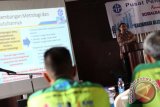 Kepala Pusat Penelitian Metrologi Lembaga Ilmu Pengetahuan Indonesia (LIPI) Mego Pinandito berbicara pada Sosialisasi Metrologi dan Kalibrasi di Medan, Sumatera Utara, Senin (21/11). Sosialisasi yang diikuti oleh pemerintah daerah, perusahaan dan akademisi tersebut diharapkan dapat lebih meningkatkan pemahaman masyarakat tentang metrologi - kalibrasi dalam mendukung mutu produk industri nasional, standar pengukuran, dan aplikasi sertifikat kalibrasi dalam proses pengukuran, serta teknis lainnya yang terkait dengan metrologi-kalibrasi guna meningkatkan mutu produk industri dalam negeri. ANTARA SUMUT/Septianda Perdana/16
