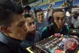 Pesepak bola Indonesia Lerby Eliandry (kiri), Andik Vermansyah (tengah) dan Rizky Pora meniup kue ulang tahun usai uji coba lapangan jelang melawan Singapura pada putaran final Grup A AFF Suzuki 2016 di Rizal Memorial Stadium, Manila, Filipina, Kamis (24/11/2016). Kedubes Indonesia di Filipina memberikan kue kepada ketiga pemain timnas yang berulang tahun. (ANTARA FOTO/Wahyu Putro A)