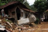 Warga bergotong-royong membongkar rumah tertimbun longsor di Desa Depok, Trenggalek, Jawa Timur, Jumat (25/11). Sedikitnya empat rumah rusak berat dan 12 lainnya rusak ringan tertimbun longsor yang melanda sejumlah desa di Trenggalek akibat hujan deras yang mengguyur daerah tersebut sejak dua hari terakhir. Antara Jatim/Destyan Sujarwoko/zk/1616