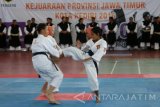 Empat orang atlet melakukan peragaan jurus saat pembukaan kejuaraan Kempo di Gor Jayabaya, Kota Kediri, Jawa Timur, Sabtu (26/11). Kejuaraan Kempo guna menjaring atlet muda berbakat yang akan diikut sertakan dalam kejuaraan nasional tersebut diikuti oleh 230 atlet dari 13 kontingen kabupaten dan kota se-Jawa Timur. Antara Jatim/Prasetia Fauzani/zk/16