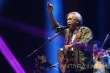 Penyanyi Virgiawan Listanto yang dikenal dengan nama Iwan Fals menyanyikan lagu  berjudul Buku Ini aku Pinjam dalam konser Mata Hati di Graha Cakrawala, Malang, Jawa Timur, Sabtu (27/11). Dalam konsernya, penyanyi peraih puluhan penghargaan tersebut menyanyikan 25 lagu bertema cinta dan kritik sosial dari beberapa albumnya yakni Nyanyian Jiwa, Oemar Bakrie, Bento dan Bongkar. Antara Jatim/Ari Bowo Sucipto/16.