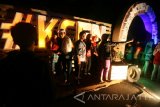 Warga memadati acara pembukaan 'Kediri Car Free Night' di jalan Veteran, Kota Kediri, Jawa Timur, Sabtu (26/11) malam. Pemerintah daerah setempat membangun area wisata baru dengan menutup jalan protokol guna menghidupkan perekonomian warga sekitar. Antara Jatim/Prasetia Fauzani/zk/16