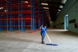 Seorang petugas membersihkan gudang Pusat Logistik Berikat (PLB) di area PT Indra Jaya Swastika (IJS) Jalan Kalianak Surabaya, Senin (28/11). Gudang PLB di IJS yang saat ini merupakan satu-satunya PLB di Jatim, kini telah siap memberikan layanan guna mendukung pertumbuhan industri dan  menekan penumpukan kontainer (dwelling time) di pelabuhan. (Antara Jatim/Foto/Slamet Hadi Purnomo/SHP/16) 