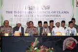 Kapolri Jenderal Pol Tito Karnavian (ketiga kiri) bersama Ketua Majelis Ulama Indonesia (MUI) Maruf Amin (ketiga kanan), Kadivhumas Polri Irjen Pol Boy Rafli Amar (kiri), Ketua FPI Habib Rizieq Syihab (kedua kanan), Ketua Gerakan Nasional Pengawal Fatwa (GNPF) MUI Bachtiar Nasir (kanan), dan Ulama Abdullah Gymnastiar (kedua kiri) memberikan konferensi pers jelang Aksi Bela Islam Jilid III di Gedung MUI, Jakarta, Senin (28/11). Dalam keterangan pers tersebut disebutkan aksi pada tanggal 2 Desember (212) hanya akan difokuskan di kawasan Monumen Nasional (Monas) dan tidak diperbolehkan di kawasan Jalan Jenderal Sudirman dan Thamrin. ANTARA FOTO/Rivan Awal Lingga/wdy/16.