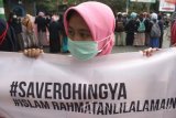 Mahasiswa yang tergabung dalam Gema Pembebasan membawa spanduk saat berunjukrasa di jalan veteran, Malang, Jawa Timur, Senin (28/11). Mereka meminta pemerintah membantu menengahi konflik di Myanmar yang membuat umat muslim Rohingya menjadi korban. Antara Jatim/Ari Bowo Sucipto/zk/16.