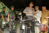 Kapolda Aceh, Irjen Pol Rio S Djambak (tengah) , Pangdam Iskandar Muda, Mayjen TNI Tatang Sulaiman (kedua kari), Ketua DPR Aceh, Tgk Muharuddin (kedua kanan) dan Plt Walikota Banda Aceh, Hasanuddin (kanan) menyaksikan salah satu jenis senjata TNI saat meninjau pameran Alutsista di Banda Aceh, Selasa (29/11). Pameran alutsista  TNI-Polri  yang berlangsung dari tanggal 29-30 November itu merupakan rangkaian dari kegiatan Nusantara Bersatu. (ANTARA Aceh/Ampelsa/16)

