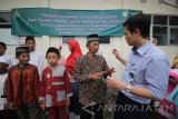 Area Manager Bank Syariah Mandiri (BSM) Surabaya 2 Luthfi Bukhari (kanan) berbincang dengan Ketua Yayasan Anak Yatim dan Dhuafa Al Muttaqien Sukardjo (kedua kanan) disela-sela acara pemberian santunan di panti asuhan tersebut di Surabaya, Jawa Timur, Selasa (29/11). Kegiatan pemberian santunan kepada anak-anak yatim tersebut merupakan program 'Coorporate Social Responsibility' (CSR) Bank Syariah Mandiri dan LAZNas BSM dalam rangka Milad BSM yang ke-17.  Antara Jatim/Moch Asim/zk/16