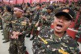 Sejumlah anggota Barisan Ansor Serbaguna Nahdlatul Ulama (Banser) mengikuti apel Nusantara Bersatu di stadion Brawijaya, Kota Kediri, Jawa Timur, Rabu (30/11). Kegiatan yang dihadiri oleh sedikitnya 500 anggota Banser tersebut guna menyatakan sikap yakni Banser akan tetap menjaga Negara Kesatuan Republik Indonesia (NKRI) dari perpecahan sekaligus mendorong pemerintah agar segera membubarkan organisasi atau ormas yang anti terhadap Pancasila. Antara Jatim/Prasetia Fauzani/zk/16