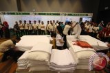 Dua orang siswa SMK mengikuti kompetisi keterampilan menata tempat tidur atau disebut "Making Bed" di Medan, Sumatera Utara, Rabu (23/11). Kompetisi yang diikuti oleh SMK Se-Kota Medan tersebut bertujuan untuk memberikan bekal keterampilan membersihkan dan merapikan tempat tidur kepada para siswa perhotelan agar siap, kompeten dan memiliki daya saing dalam memasuki dunia kerja. ANTARA FOTO/Septianda Perdana/16 