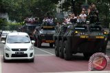  Sejumlah pelajar bersama TNI-POLRI mengikuti konvoi Nusantara Bersatu dengan menggunakan kendaraan tempur, di Medan, Sumatera Utara, Rabu (30/11). Konvoi tersebut mengajak kepada seluruh elemen masyarakat untuk berkomitmen dan bersama menjaga keutuhan Negara Kesatuan Republik Indonesia (NKRI). ANTARA SUMUT/Septianda Perdana/16