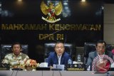 Ketua Mahkamah Kehormatan Dewan (MKD) Sufmi Dasco Ahmad (tengah) didampingi Wakil Ketua Syarifuddin Sudding (kanan) dan Wakil Ketua Guntur Sasono (kiri) menyampaikan hasil putusan perkara yang melibatkan Ketua DPR Ade Komarudin di Kompleks Parlemen, Senayan, Jakarta, Rabu (30/11). MKD memutuskan untuk memberhentikan Ade Komarudin dari jabatannya sebegai Ketua DPR setelah terbukti melakukan pelanggaran etik dalam kasus pemindahan mitra kerja BUMN dari Komisi VI ke Komisi XI dan kasus penundaan pembahasan RUU Pertembakauan. ANTARA FOTO/Akbar Nugroho Gumay/wdy/16.