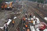 Sejumlah pekerja PT KAI Divre I Sumut mengerjakan pembangunan penambahan rel di Stasiun Besar Medan, Sumatera Utara, Selasa (29/11). Pembangunan tersebut menghadapi penambahan jalur rel ganda kereta api dari Bandara Kualanamu - Medan dan pelabuhan Belawan. ANTARA SUMUT/Septianda Perdana/16