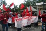 Puluhan aktivis Ikatan Mahasiswa Muhammadiyah (IMM) Kabupaten Jember berunjuk rasa menuntut penegakan hukum kasus penistaan agama dengan tersangka Basuki Tjahya Purnama alias Ahok di halaman DPRD Jember, Jawa Timur, Rabu (30/11). Dari gedung dewan, pengunjuk rasa berencana melakukan longmarch menuju Kantor Pemkab Jember untuk menyampaikan aspirasinya kepada Bupati Jember Faida.   Antara Jatim/Zumrotun Solichah/zk/16