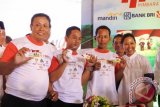 Menteri BUMN Rini Soemarno (kanan) bersama petani memperlihatkan kartu tani di Pabrik Gula (PG) Asembagus, Situbondo, Jawa Timur, Rabu (16/11). Dalam kunjungan itu Menteri BUMN meluncurkan kartu tani untuk sinergi menuju swasembada gula berdaya saing yang digelar secara serentak di enam PG di Jawa Timur. ANTARA FOTO/Seno/wdy/16.
