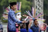 Presiden Joko Widodo menyampaikan arahan dalam peringatan Hari Ulang Tahun ke-45 KORPRI di Lapangan Monumen Nasional, Jakarta, Selasa (29/11). HUT KORPRI ke-45 tersebut mengangkat tema Bersama KORPRI Meneguhkan Netralitas dan Meningkatkan Profesionalisme Aparatur Sipil Negara. ANTARA FOTO/Puspa Perwitasari/wdy/16