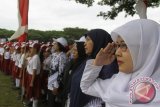Guru bersama murid mengikuti upacara memperingati Hari Guru Nasional (HGN) dan HUT PGRI ke 71 di Lapangan Blang Padang, Banda Aceh, Kamis (1/12). Peringatan HGN dan HUT PGRIyang turut dihadiri ribuan pelajar di Aceh tersebut mengangkat tema peran guru dalam meningkatkan dunia pendidikan dan perekat persatuan dan kesatuan dalam keanekaragaman budaya bangsa. (ANTARA Aceh/Ampelsa/16)