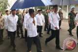 Presiden Joko Widodo bersama Wapres Jusuf Kalla, Seskab Pramono Anung, Menkopolhukam Wiranto, dan Menag Lukman Hakim Syaifuddin berjalan keluar dari Istana Negara di tengah guyuran hujan untuk menuju Silang Monas melaksanakan Shalat Jumat bersama peserta Doa Bersama. (ANTARA News/Bayu Prasetyo)