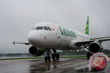 Pesawat Citilink dengan rute baru Batam-Pontianak mendarat di landasan Bandara Supadio, Kabupaten Kubu Raya, Kalimantan Barat, Kamis (1/12). Maskapai Citilink yang merupakan anak perusahaan Garuda Indonesia tersebut, memulai penerbangan perdana rute baru dari Batam ke Pontianak dan sebaliknya per 1 Desember 2016 dengan menggunakan armada Airbus A320 berkapasitas 180 penumpang. ANTARA FOTO/Jessica Helena Wuysang/16