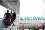 Sejumlah penumpang menuruni tangga pesawat Citilink rute baru Batam-Pontianak sesaat setelah mendarat di Bandara Supadio, Kabupaten Kubu Raya, Kalbar, Kamis (1/12). Maskapai Citilink yang merupakan anak perusahaan Garuda Indonesia tersebut, memulai penerbangan perdana rute baru dari Batam-Pontianak dan sebaliknya per 1 Desember 2016 dengan menggunakan armada Airbus A320 berkapasitas 180 penumpang. ANTARA FOTO/Jessica Helena Wuysang/16