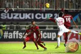 Pesepak bola Indonesia Bayu Pradana Andriatmoko (kanan) berebut bola dengan pesepak bola Vietnam Bui Tien Dung (kedua kiri) pada semi final putaran pertama AFF Suzuki Cup 2016 di Stadion Pakansari, Kabupaten Bogor, Jawa Barat, Sabtu (3/12). ANTARA FOTO/Widodo S. Jusuf/wdy/16.