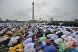 Ribuan umat Islam saat melaksanakan salat Jumat saat Aksi Bela Islam III di kawasan silang Monas, Jakarta, Jumat (2/12/2016). (ANTARA FOTO/Akbar Nugroho Gumay/Dok).